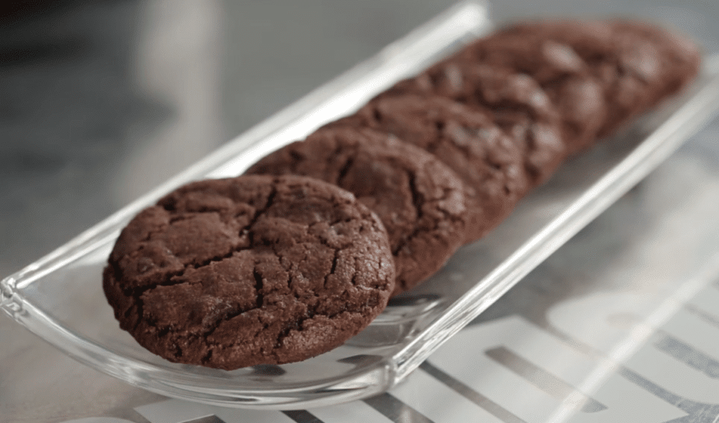 Voglia di biscotti al cioccolato? Questa ricetta semplice e gustosa vi permetterà di prepararne di deliziosi, senza burro né farina